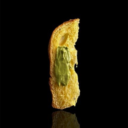 Colomba con crema al pistacchio, dolce tipico pasquale