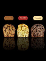 Confezione composta da 3 panettoni selezionati. Al Cioccolato, Arachidi e Caramello al Burro Salato, alla Torta di Mele e Cannella e al Tiramisù.